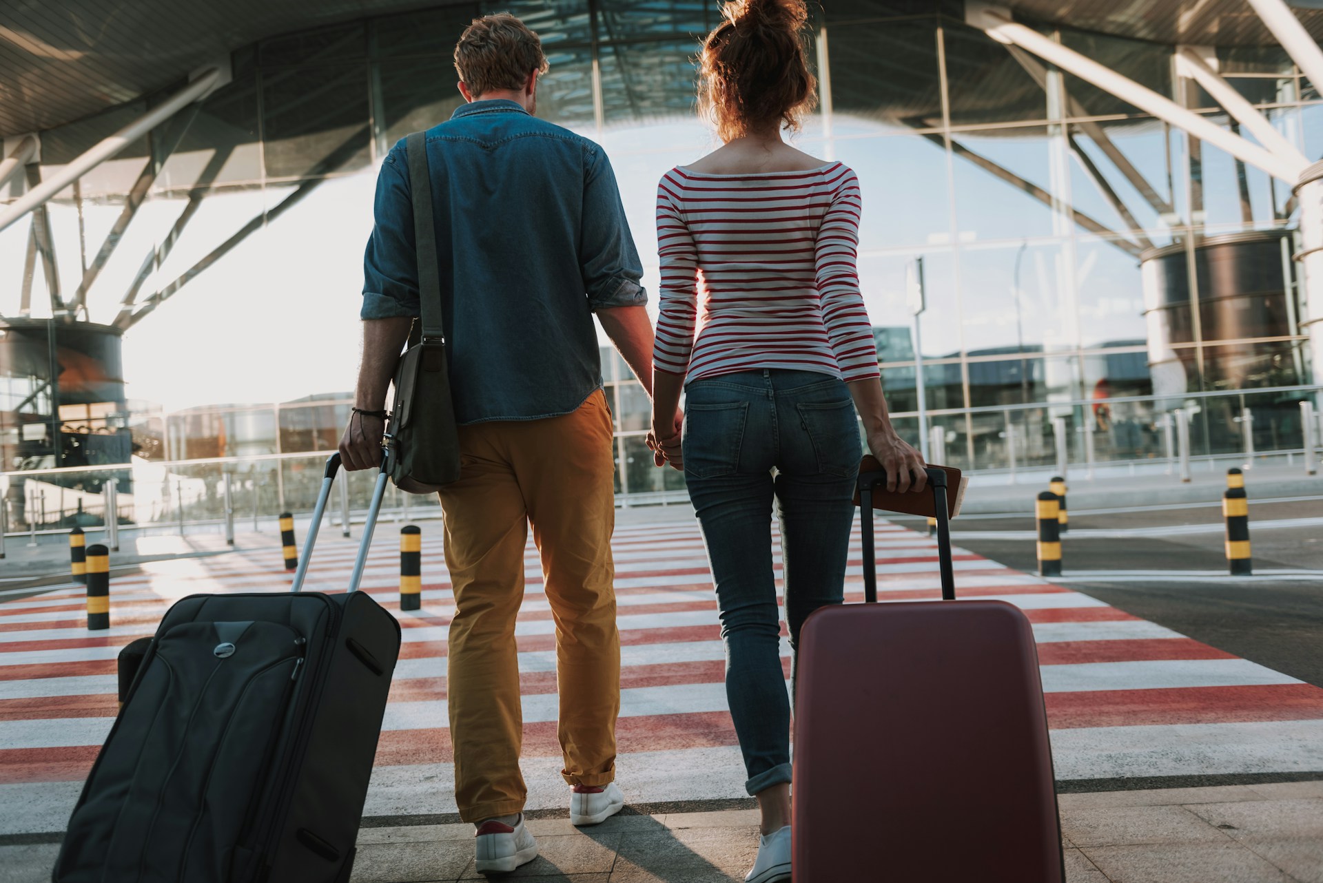man en vrouw met bagage buiten aan de luchthaven