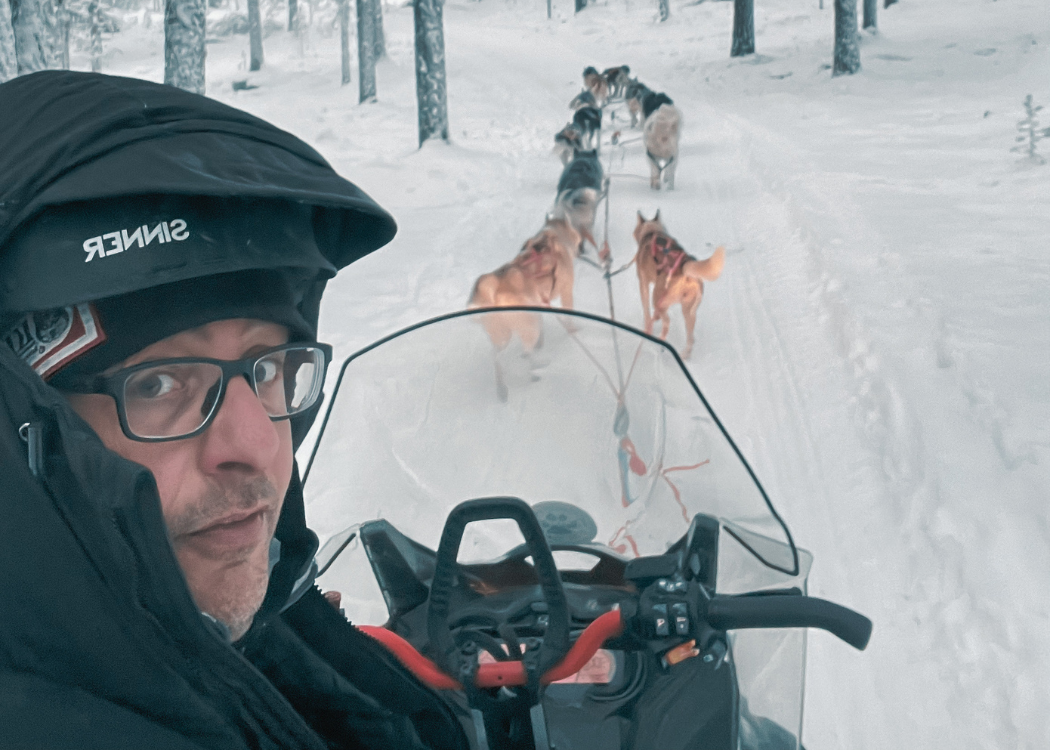 Gys Wuyts achter de hondenslee in Finland