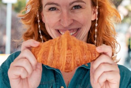 Tine Devriese met croissant in Milaan