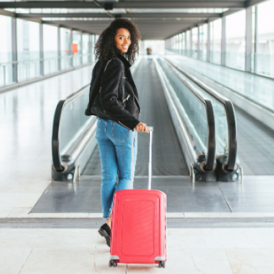 Vrouw met bagage die vertrekt op de luchthaven