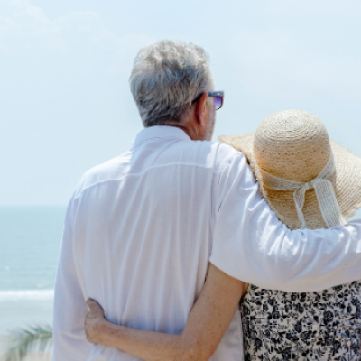 Gepensioneerd koppel aan zee